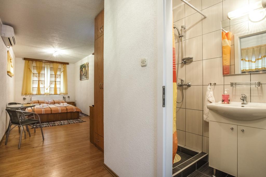 Apartment And Rooms Aracic Korenica Luaran gambar