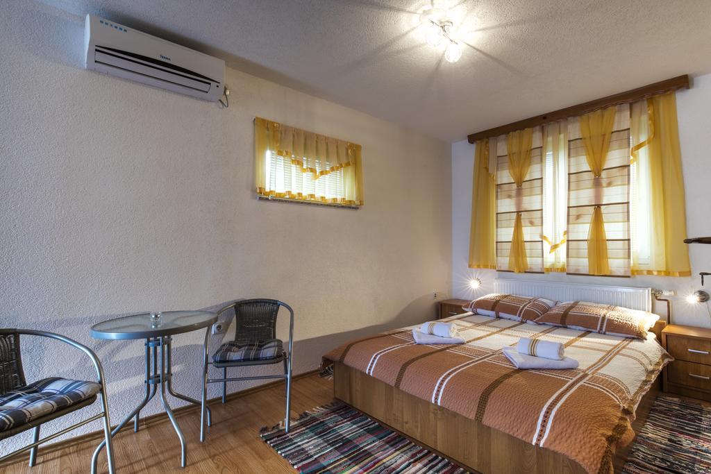 Apartment And Rooms Aracic Korenica Luaran gambar